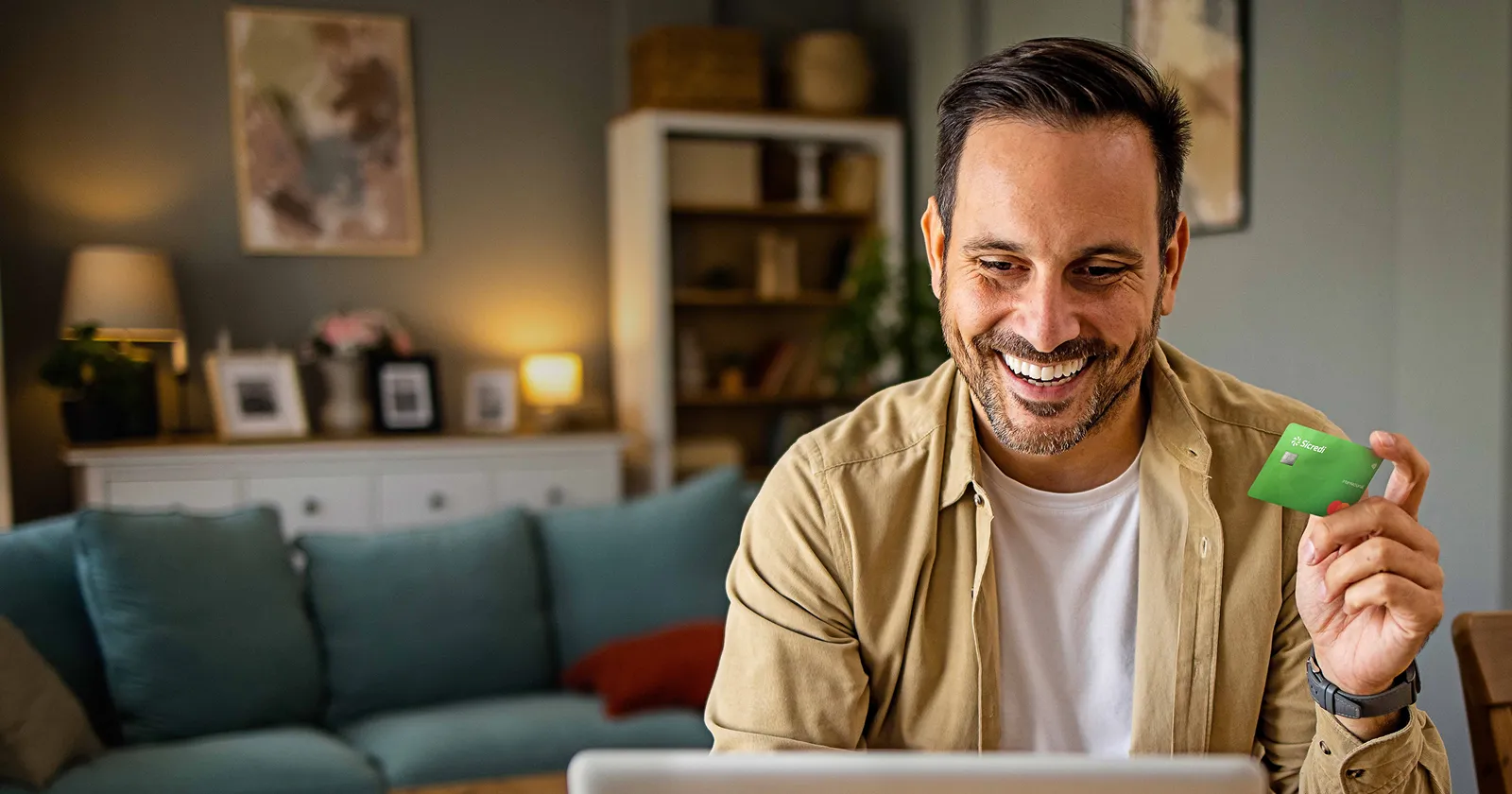  homem usando computador 