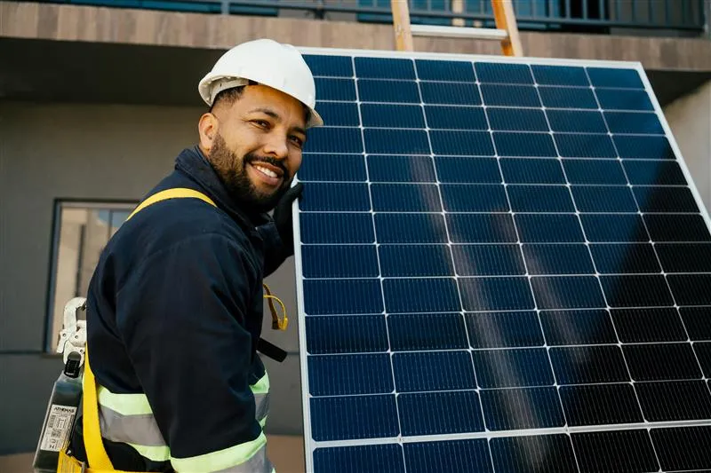  Um técnico segurando uma placa de energia solar. 
