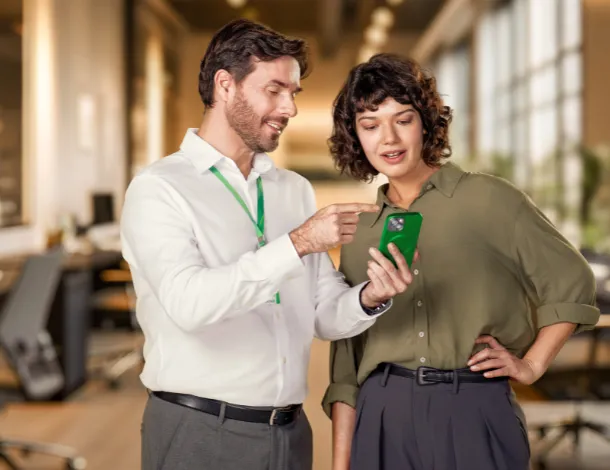  família sorridente passeia em aeroporto 