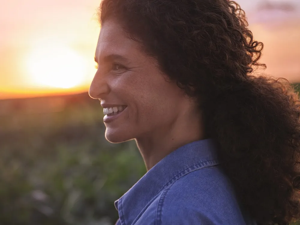  pessoas em círculo com as mãos juntas 