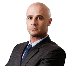  mulher usando tablet e sorrindo 