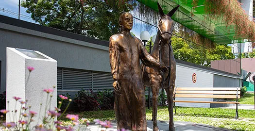  auditório lotado de associados em assembleia 