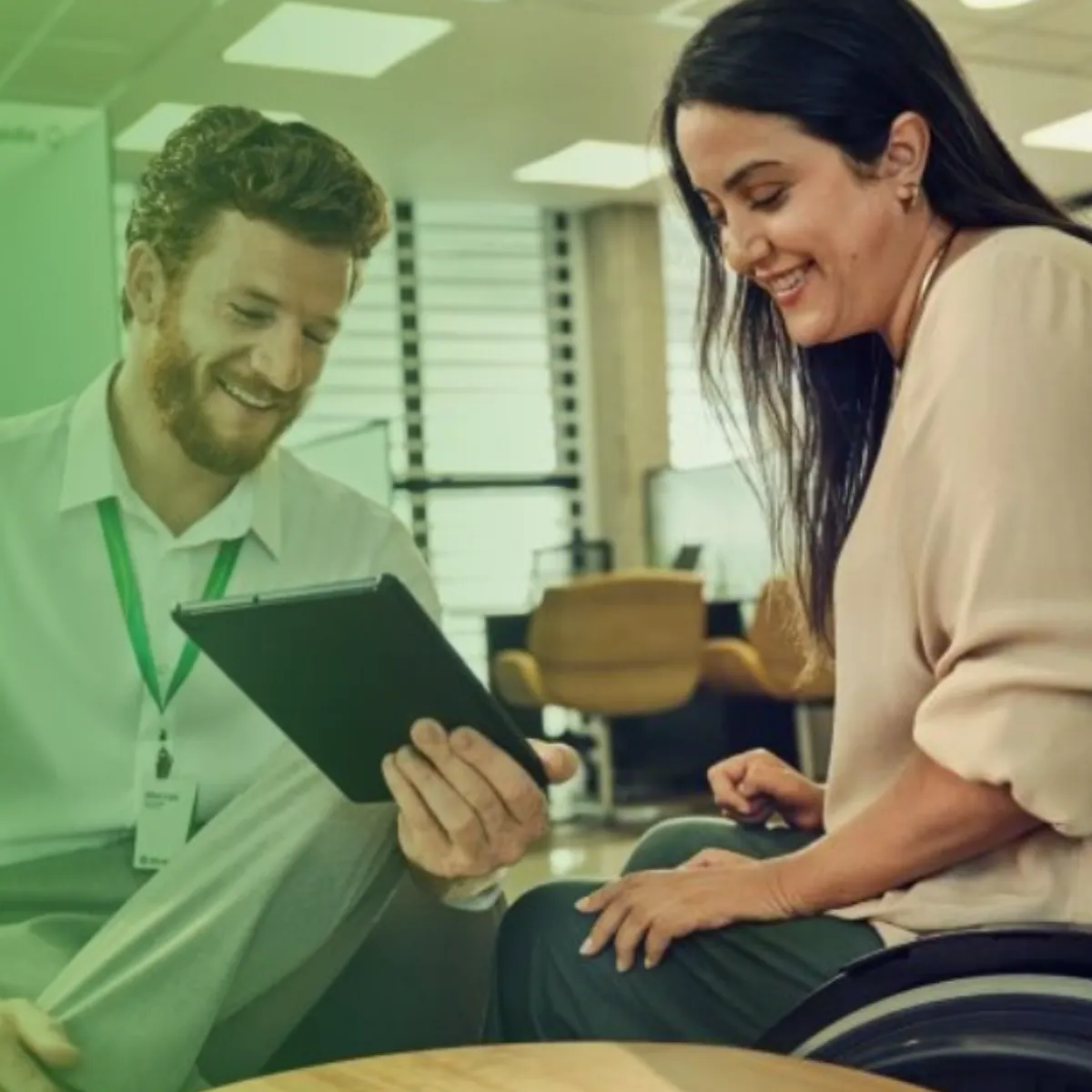  associado lendo o resumo economico mensal do sicredi 