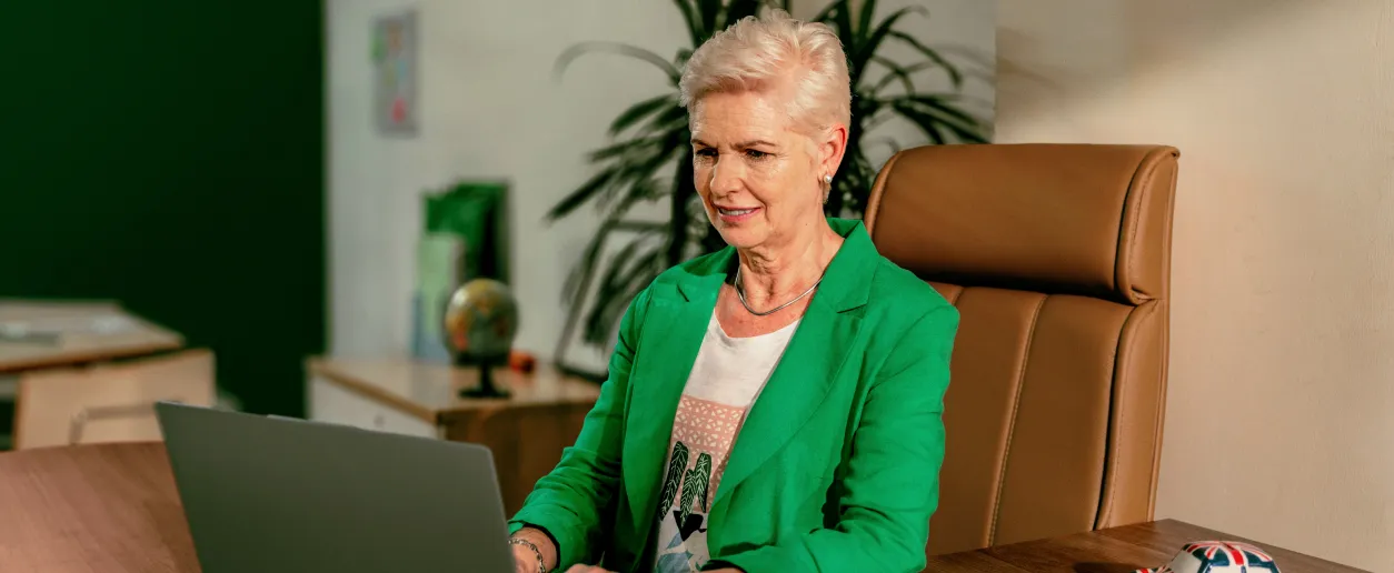  Associada do Sicredi sentada ao computador 