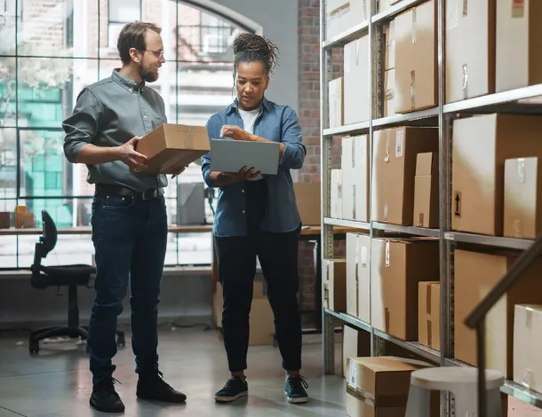  Associado do Sicredi segurando um tablet e conversando 
