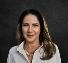  Mulher branca jornalista 