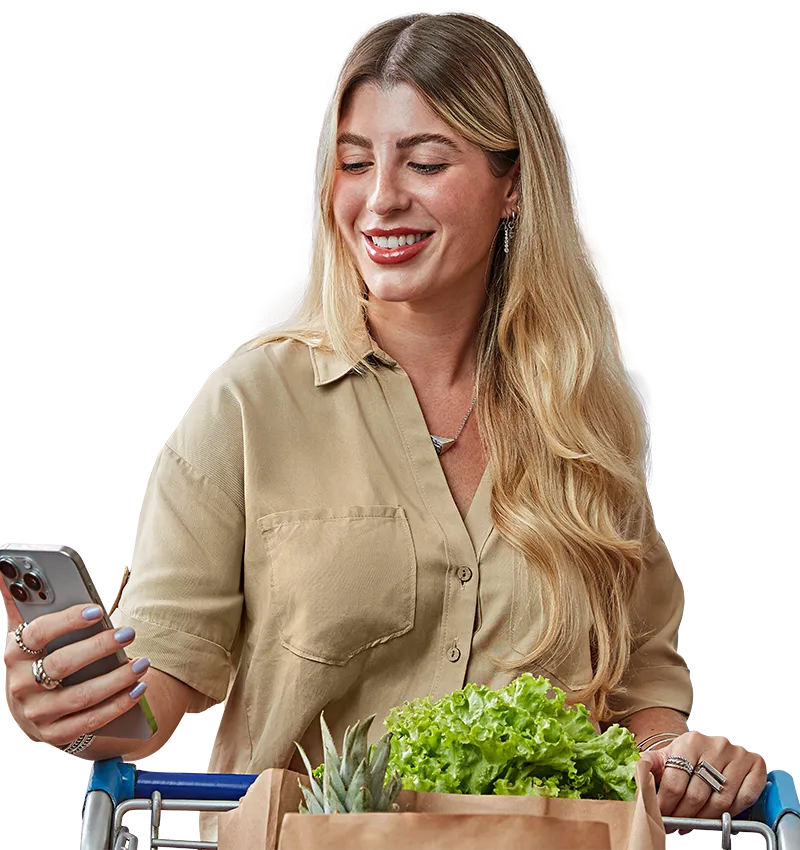  mulher negra sorrindo e mostrando um celular com o nome do Sicredi na tela 