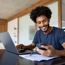  Homem conhecendo a Trilha de Cursos do Sicredi 