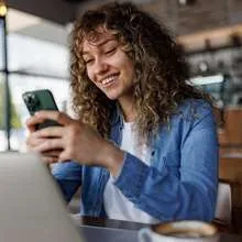  Mulheres acessando o Blog do Sicredi pelo computador 