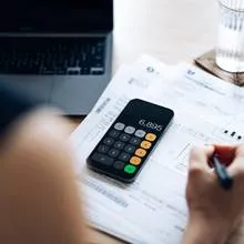  mulher navega no internet banking do Sicredi 