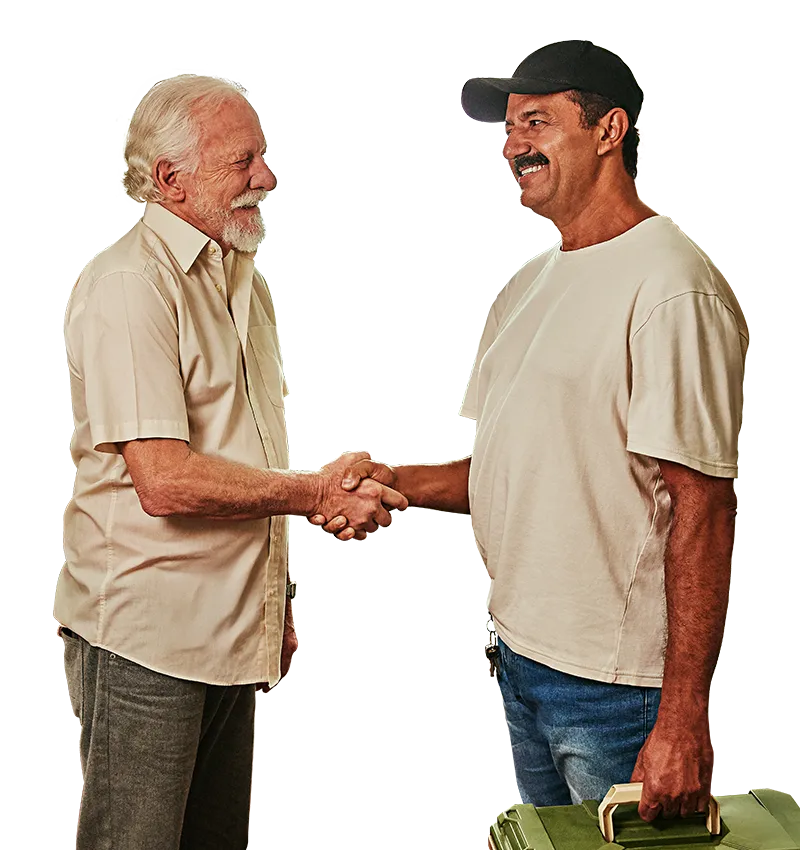  dois homens se cumprimentando 