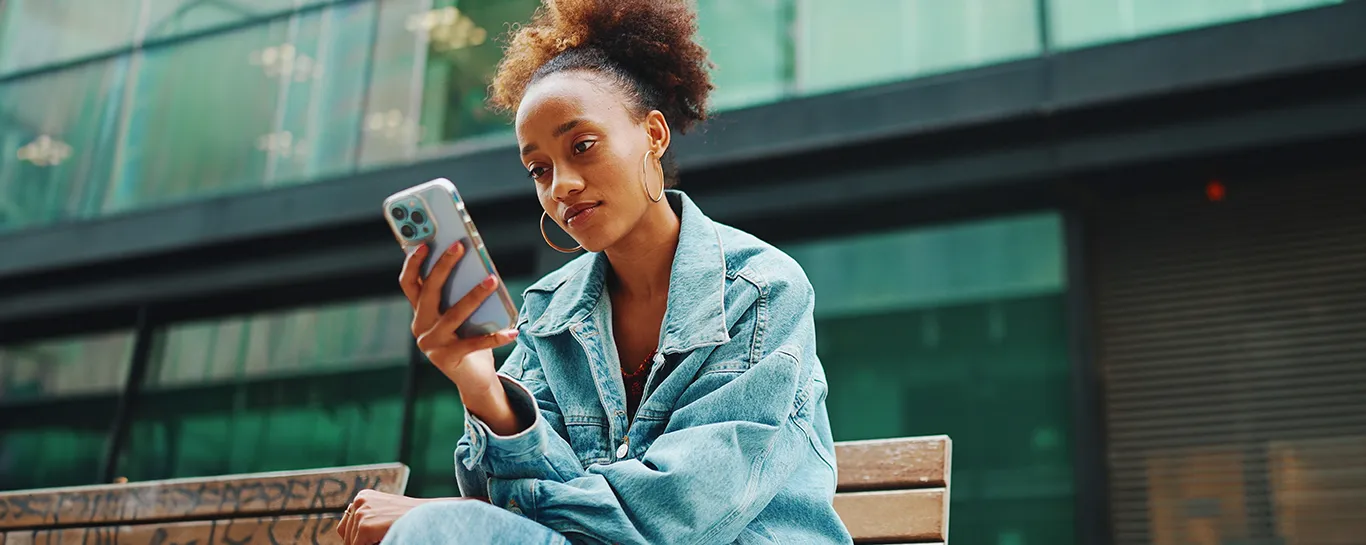  mulher segurando celular pensativa 