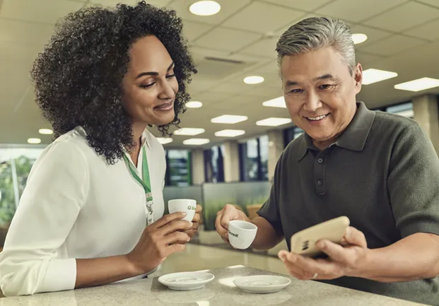  Mulher atendendo cliente em um restaurante com seguro para empresa Sicredi 