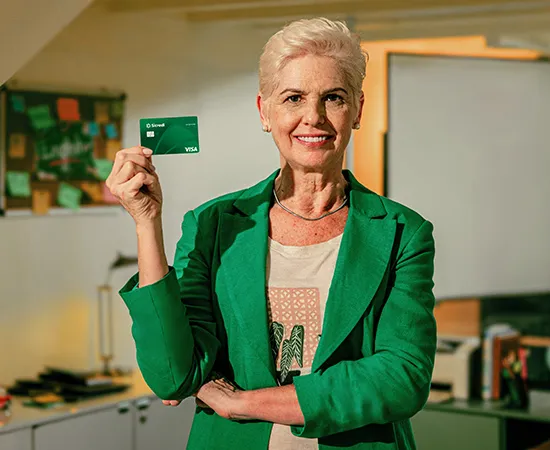  Associada segurando seu cartão 