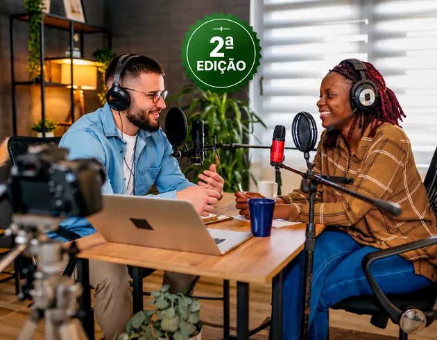  homem e mulher comunicadores gravam podcasts 