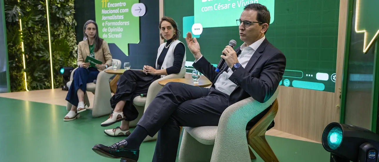  na foto, da esquerda pra direita: Renata Cerolini, coordenadora de reputação corporativa, Vivian Rodrigues Magalhães, co-fundadora da Nossa, escola para planejadores financeiros independentes e César Bochi, diretor-presidente do Banco Cooperativo Sicredi 