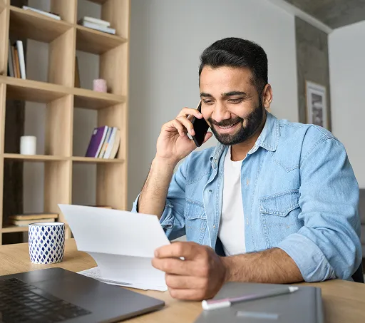  homem com telefone e notebook 