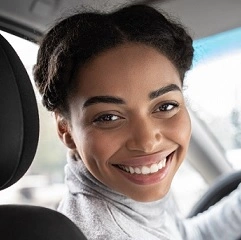  mulher empreendedora dirigindo o carro novo da empresa 