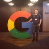  Foto de Francis Wagner ao lado do logo do Google 