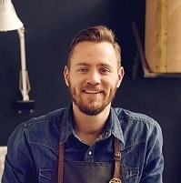  dono de um negócio feliz após investimento empresarial 