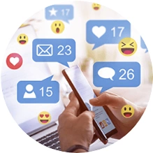  mãos segurando um celular e vários likes espalhados pela imagem 