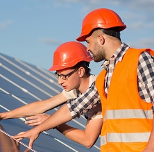 Técnicos instalando painéis de energia solar
